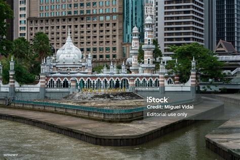  A Masjid Jamek de Kuala Lumpur: Uma joia arquitetônica com um toque histórico!