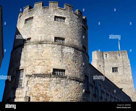 O Castelo de Oxford: Uma Fortaleza Medieval que Suspira Histórias do Passado!