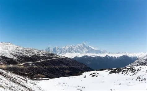 Parque Nacional de Namcha Barwa: Uma Sinfonia Alpinista em Tons de Verde Esmeralda!