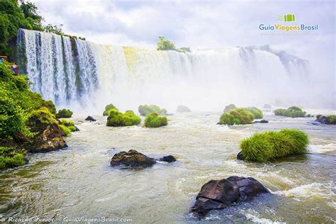 A Cascata de Shuanglong: Uma Sinfonia de Água e Natureza Exuberante!