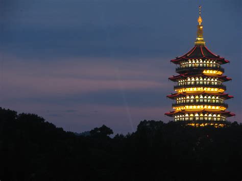 A Espetacular Pagoda de Futuros Iluminados: Uma Viagem Através do Tempo em Weinan!