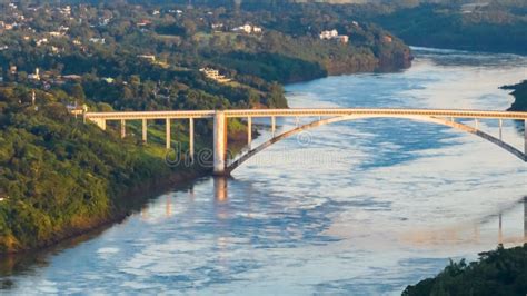 A Ponte da Amizade: Uma obra-prima arquitetônica que conecta duas culturas!