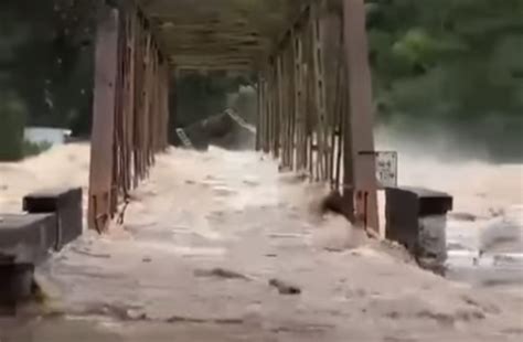  A Ponte de Ferro Verde: Uma Maravilha Arquitócnica Envolta em Mistério e Natureza!