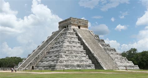  El Castillo de Chichén Itzá: Uma Maravilha Maia para Aventurar-se no Tempo!