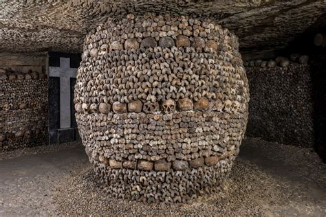 Les Catacombes de Paris: Uma Jornada Macabra e Fascinante Através da História!