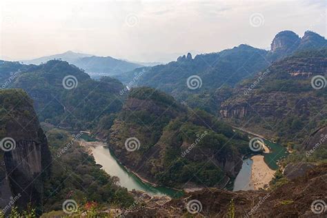 Monte Wuyishan: Uma Joia Verde e Mística no Coração de Yichun!