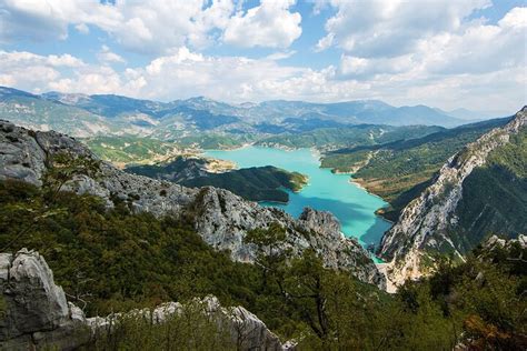 O Lago de Longzi: Uma Joia Escondida com Histórias Místicas e Paisagens Inspiradoras!