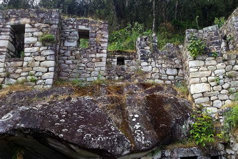  O Templo da Lua Dourada, um santuário espiritual de paz e beleza ancestral!