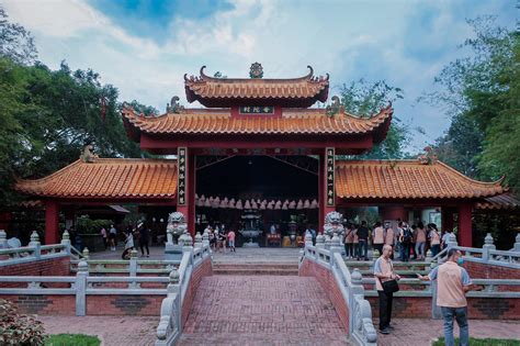  O Templo Putuo Zongcheng: Uma Jornada Espiritual Através de Pagodes Dourados e Paisagens Tranquilas!