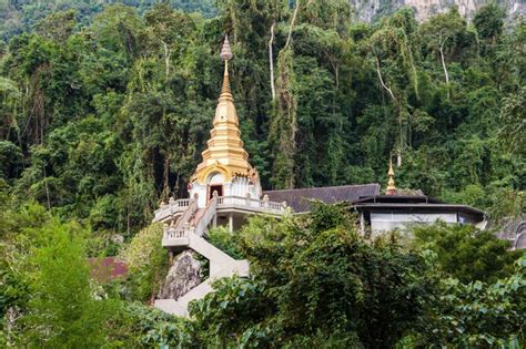 O Templo Wat Tham Pha Plong: Uma Jornada Espiritual Através de Cavernas Misteriosas!