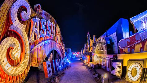 The Neon Museum: Uma Jornada Através da História Luminosa de Las Vegas!